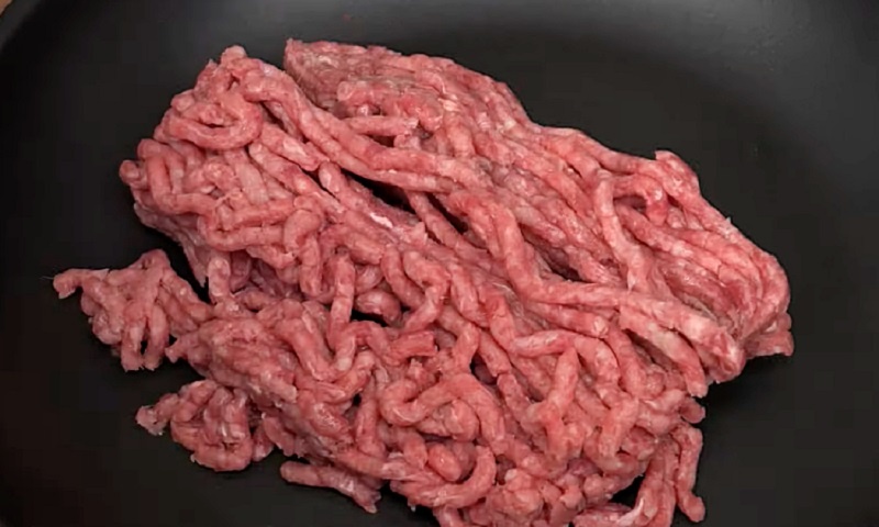Обед или завтрак за 20 минут: универсальное мясное блюдо с фаршем и яичной заливкой