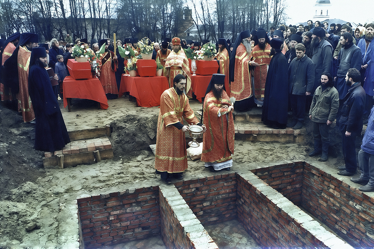 Похороны убитых Оптинских монахов. Впоследствии на этом месте будет возведена часовня Воскресения Христова.