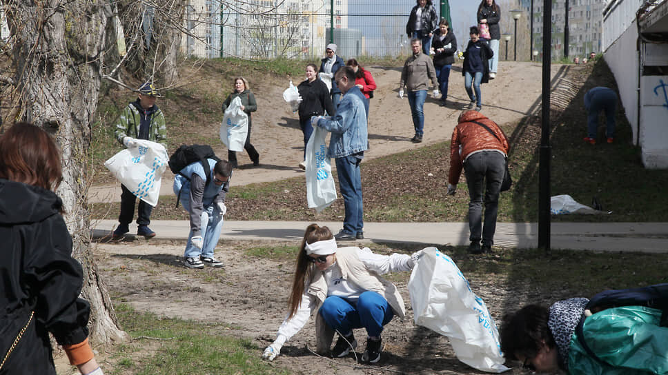 Участники акции «Вода России» собирают мусор в мешки.📷Фото: Роман Яровицын / Коммерсантъ