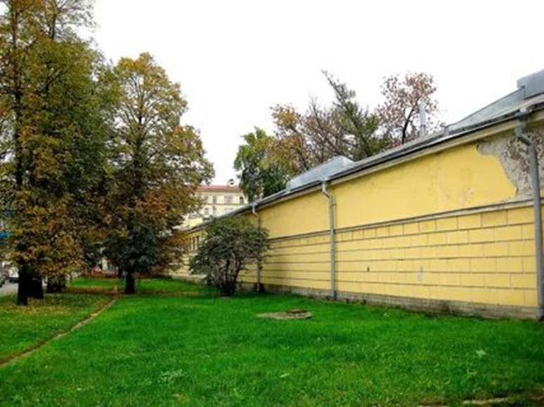Фото из открытых источников  скотопригонного двора на Обводном канале (наб. Обводного кан., 100 — Московский пр., д. 65). Здание построено в 1821–1825 годах по проекту архитектора Иосифа Шарлеманя в стиле классицизма
