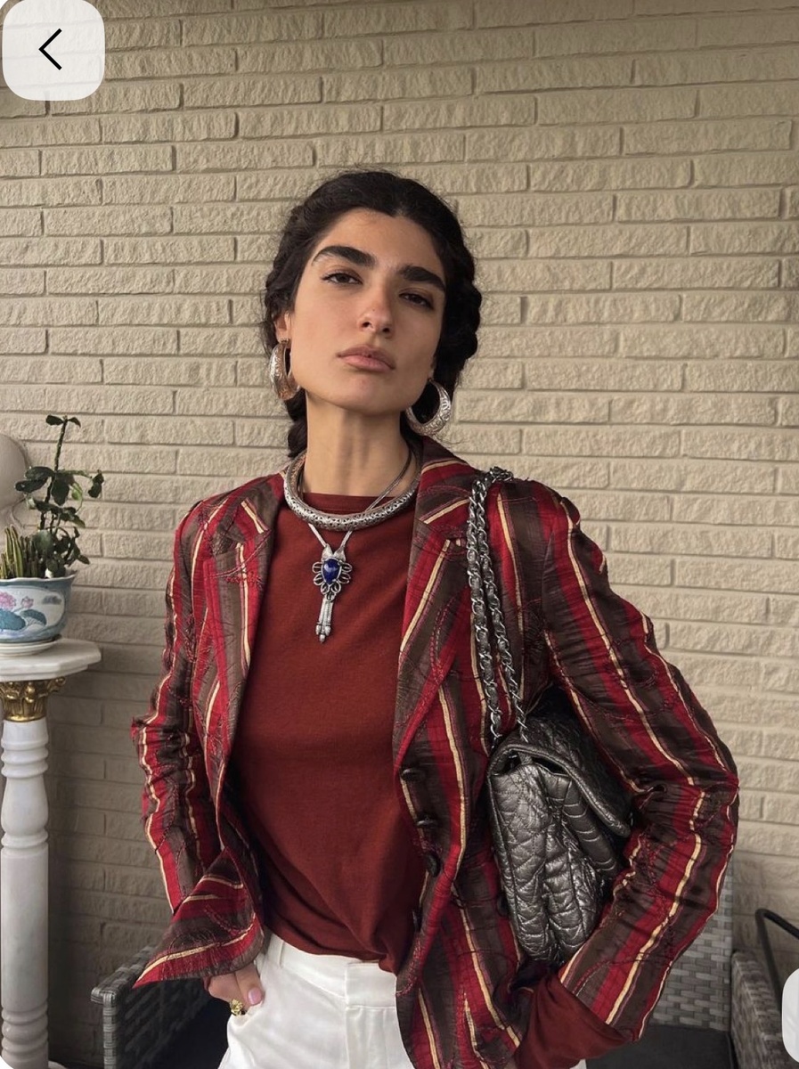 Жакет здесь в этнической расцветке, совершенно не спорит с этническими украшениями 