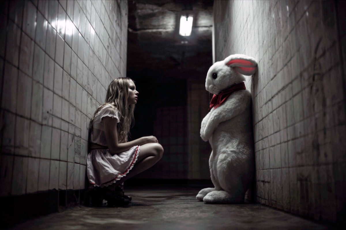 Одновременность — относительное понятие. У каждого наблюдателя своя «линия настоящего».