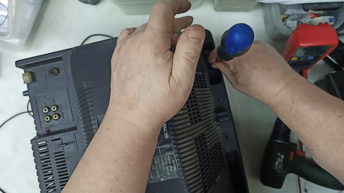 Откручивание винтов крышки