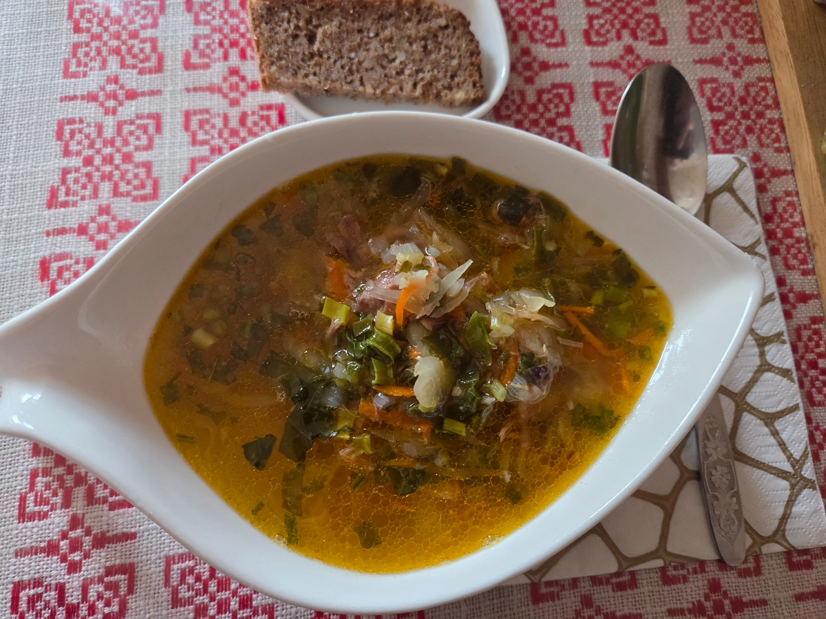 Бульон вываренный говяжий, мясо хорошее... капусту промыла и добавила немного сахара... картошка рассыпчатая... лук с морковкой жарить не нужно! Вкуснота и красота.