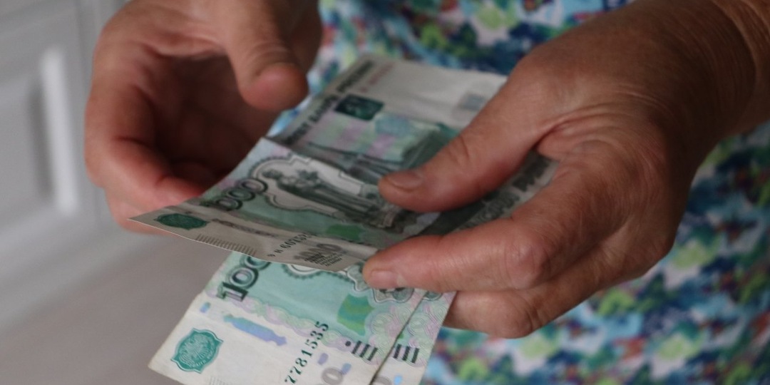 Лишат всех льгот: важное предупреждение для пенсионеров с деньгами на карте