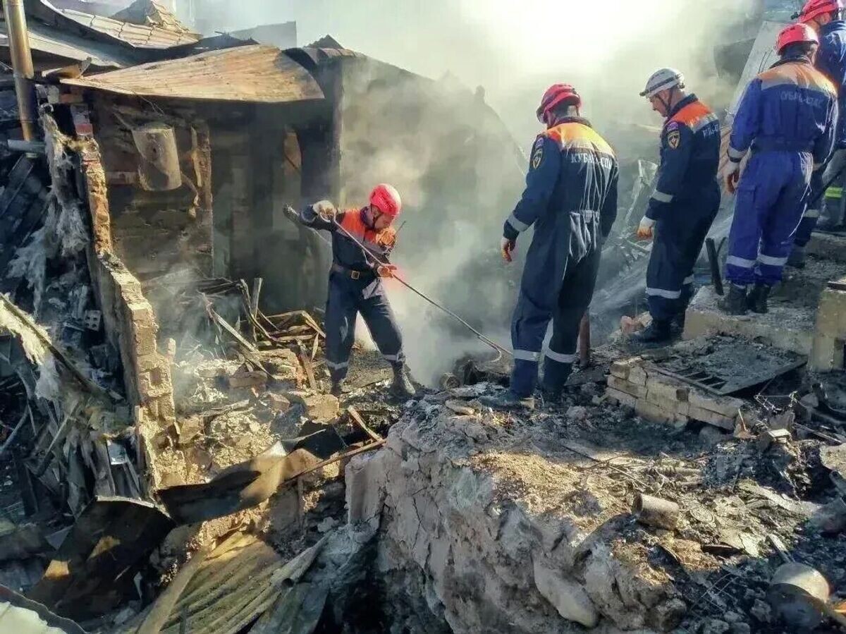    Спасатели Туапсинского и Сочинского отрядов "Кубань-СПАС" разбирают конструкции частного дома, разрушенного в результате атаки украинских БПЛА в ночь на 16 апреля | © Фото : МЧС РФ