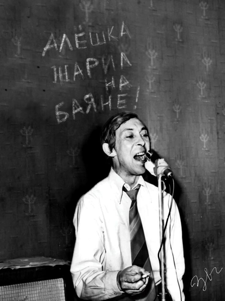 Аркадий Северный. По легенде, интерес к городскому фольклору проснулся в нем, после того как вернувшаяся из колымского лагеря сестра Людмила подарила ему тетрадку с песнями.