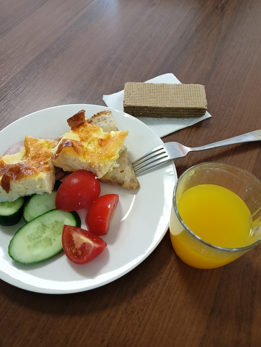 Завтрак: омлет, блин, ветчина, овощи, вафля + витамины