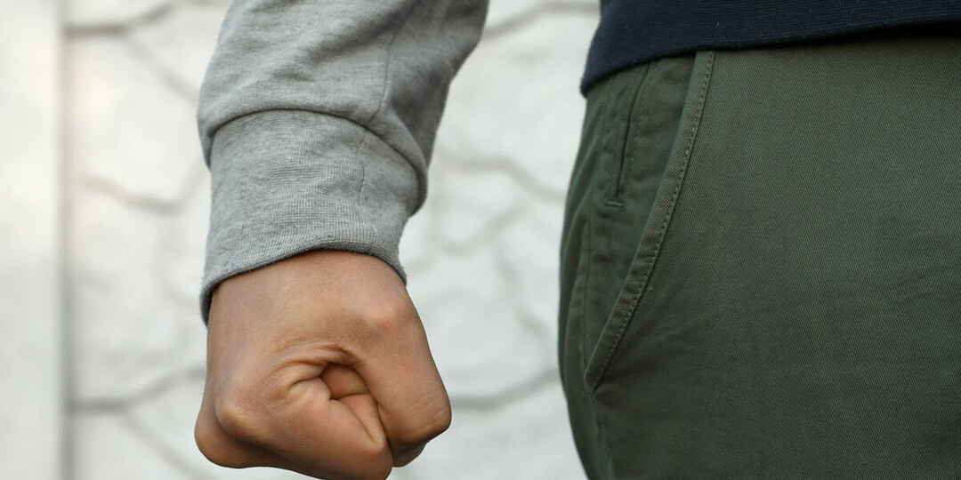 Мужчина изрезал любимую и изнасиловал падчерицу, пока женщина истекала кровью рядом