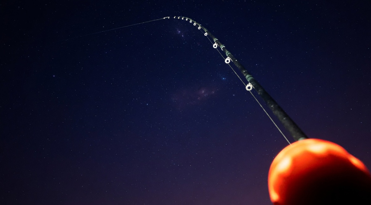 Сфонарем на рыбалке удобнее