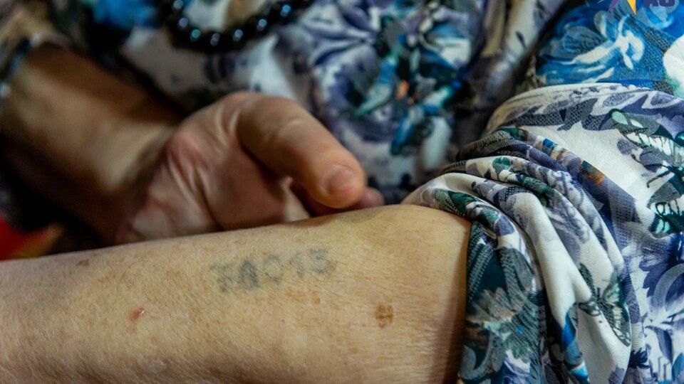 Номер на руке.