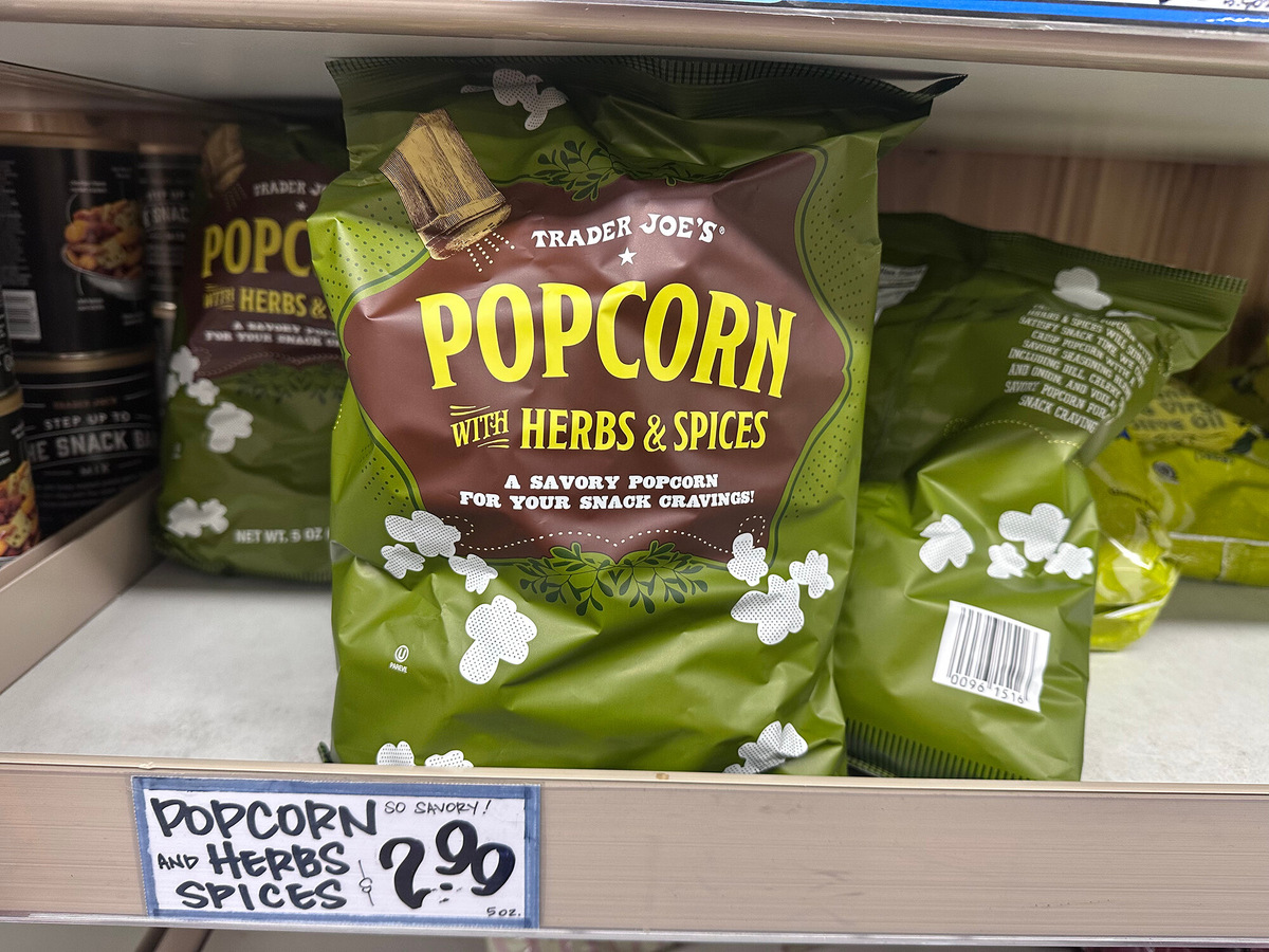 Первые пикантные вкусы попкорна вроде чеддера, халапеньо и маринованного огурца появились в США в 1990-х, когда американцы устали от карамели и масла