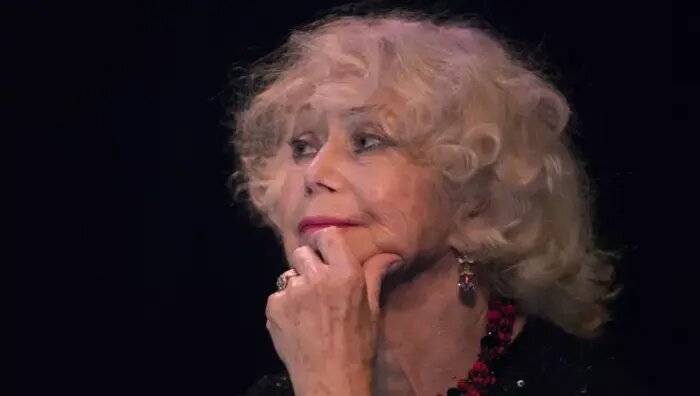 Стало известно, как звезда «Служебного романа» разыграла мошенников