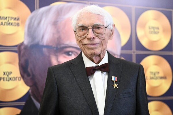 Композитор Александр Зацепин перед началом юбилейного шоу «Про100 Зацепин» в Государственном Кремлевском дворце, Москва, 19 марта 2026 года / Кристина Соловьёва/РИА Новости   📷