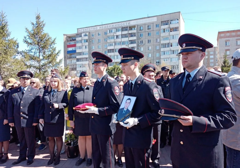 В Новотроицке простились с убитым при задержании полицейским