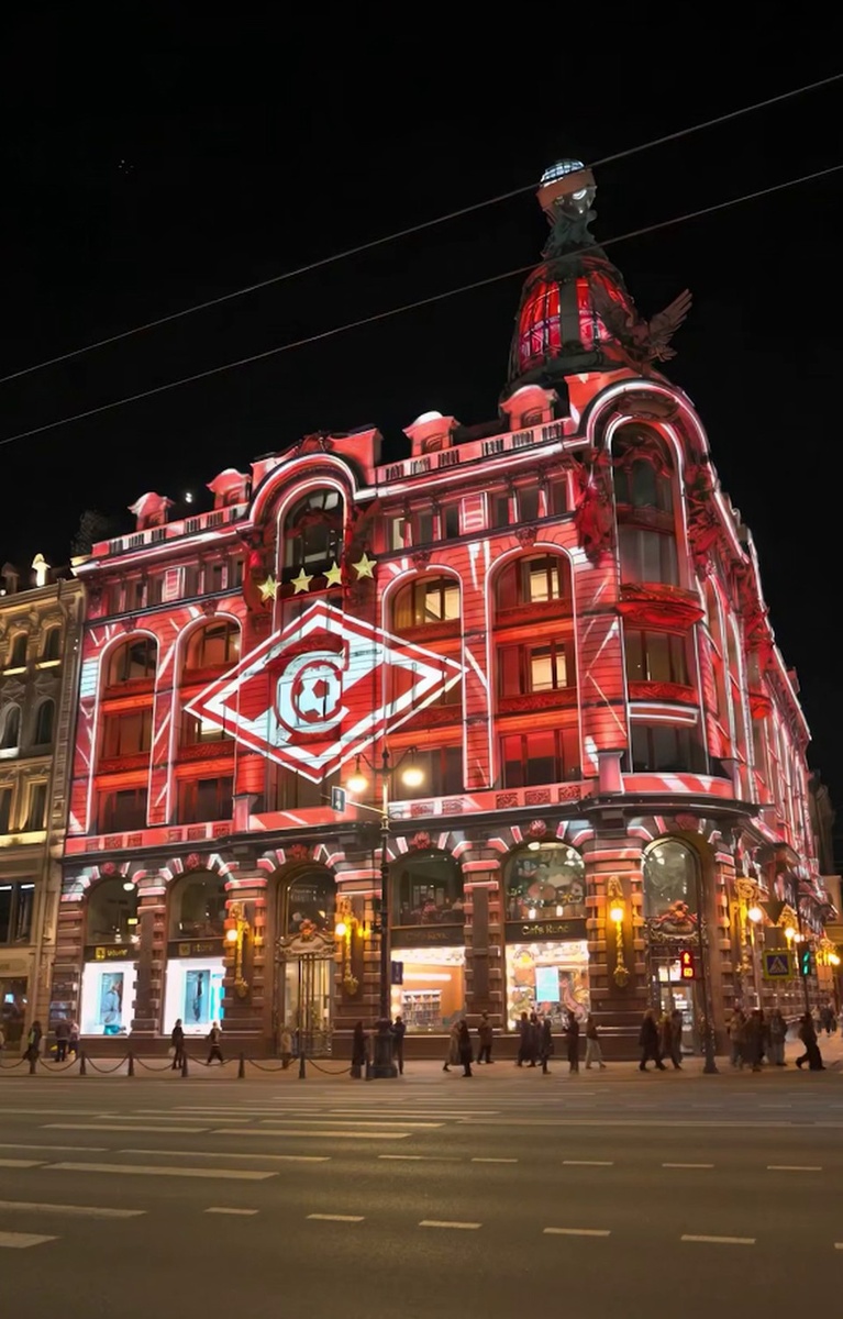    В Петербурге Дом Зингера окрасился в цвета "Спартака". Фото: t.me/fcsmtg