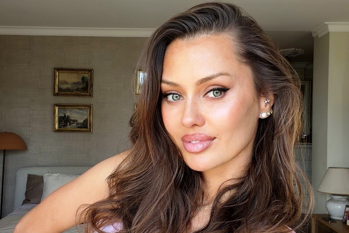     Неприличный вид: лучшая подруга Виктории Бони сняла ее с полуобнаженными ягодицами