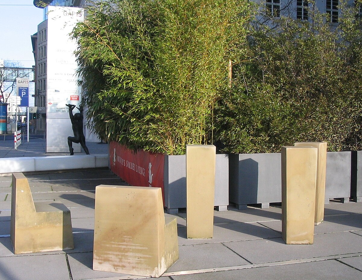 Граф-Фдольф-Штрассе,15 - место, где были размещены скульптуры обезьян