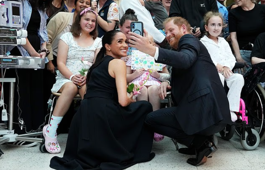 Герцог и герцогиня Сассекские были отмечены за посещение больницы в Мельбурне и вчерашнее позирование с маленькими пациентами.