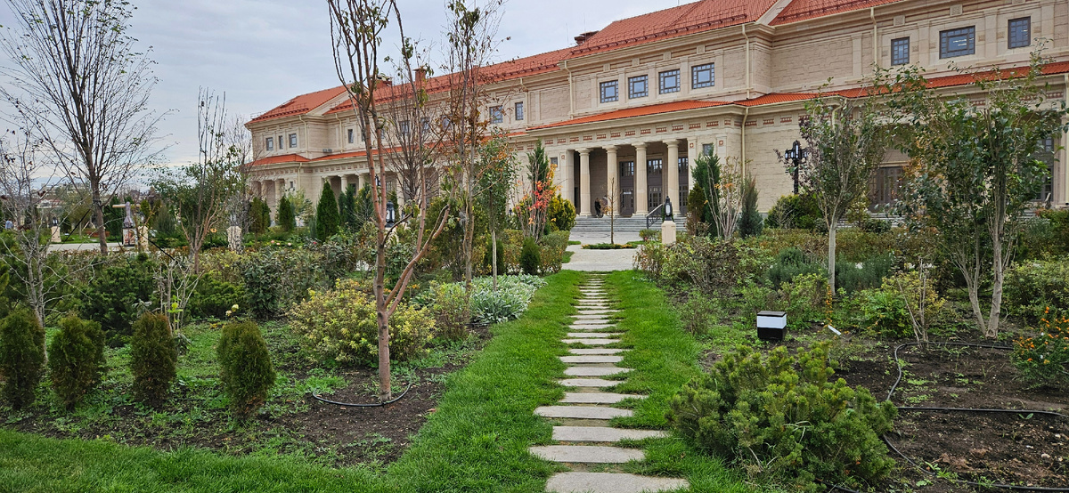 Одно из зданий нового Херсонеса.