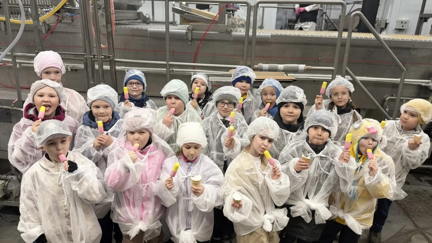 В Новочебоксарске первоклашки увидели, как делают мороженое на фабрике, и попробовали свежайшее лакомство