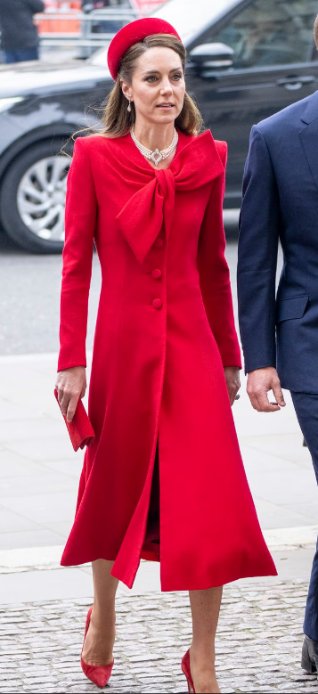 Принцесса Уэльская выбрала гламурное красное пальто от Кэтрин Уокер и красную шляпу от Джины Фостер стоимостью 450 фунтов.