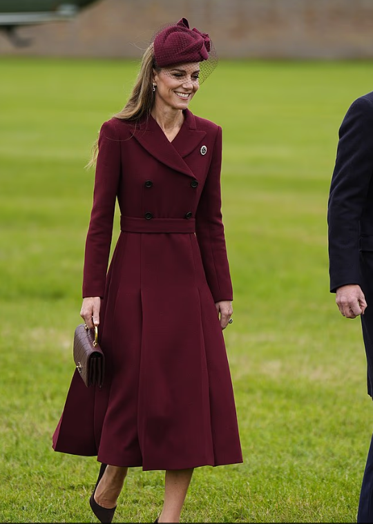 Приветствуя президента США Дональда Трампа в Виндзорском замке в сентябре прошлого года, принцесса Уэльская была великолепна в темно-бордовом платье от Эмилии Уикстед.