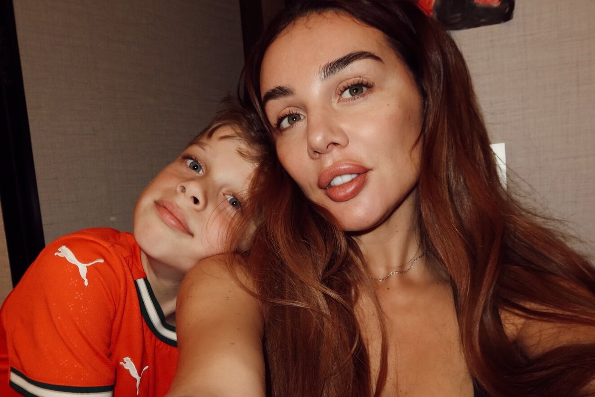     «Хейтеры ближе, чем мы думали»: Анна Седокова потроллила сына после того, как он послушал ее новую песню