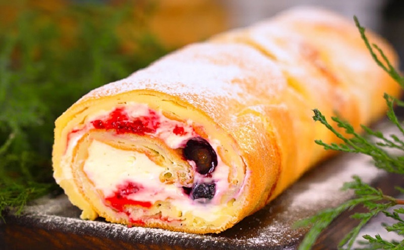 Готовим сладкий творожный рулет с ягодами за полчаса: легкий рецепт вкусного и воздушного десерта