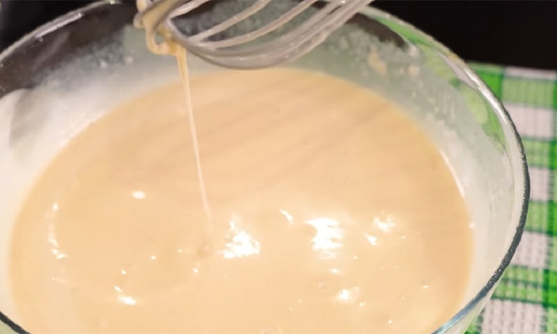 Готовим сладкий творожный рулет с ягодами за полчаса: легкий рецепт вкусного и воздушного десерта  