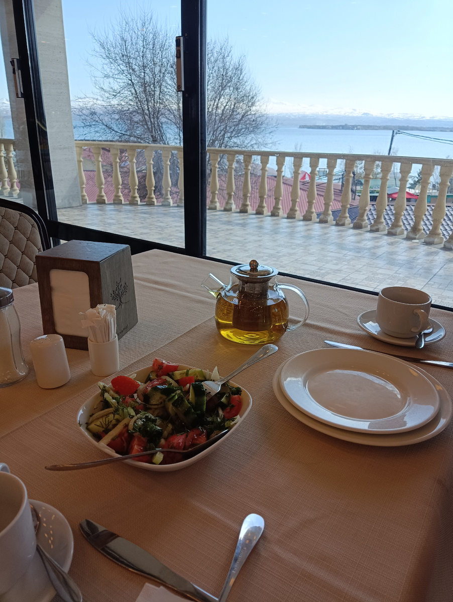 Наш салат и чай, за окном Севан