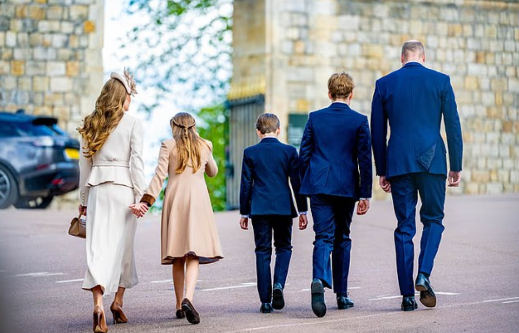 44-летняя Кейт и 10-летняя Шарлотта болтали, прогуливаясь рука об руку после службы в часовне Святого Георгия.