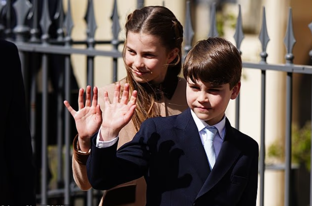 Принцесса Шарлотта выглядела счастливой и махала толпе, а Луи гордо шел рядом с ней.