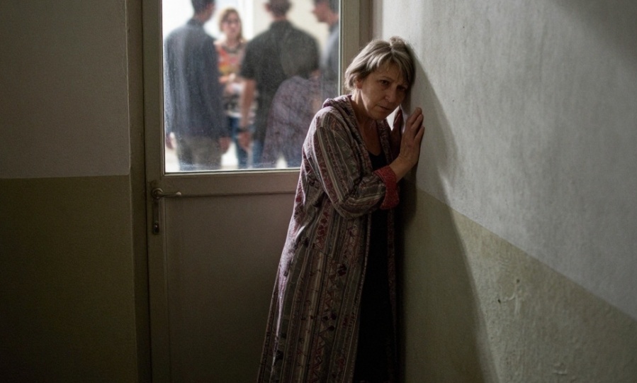 Сосед-дебошир: как бороться с шумом, курением в подъезде и антисанитарией по закону