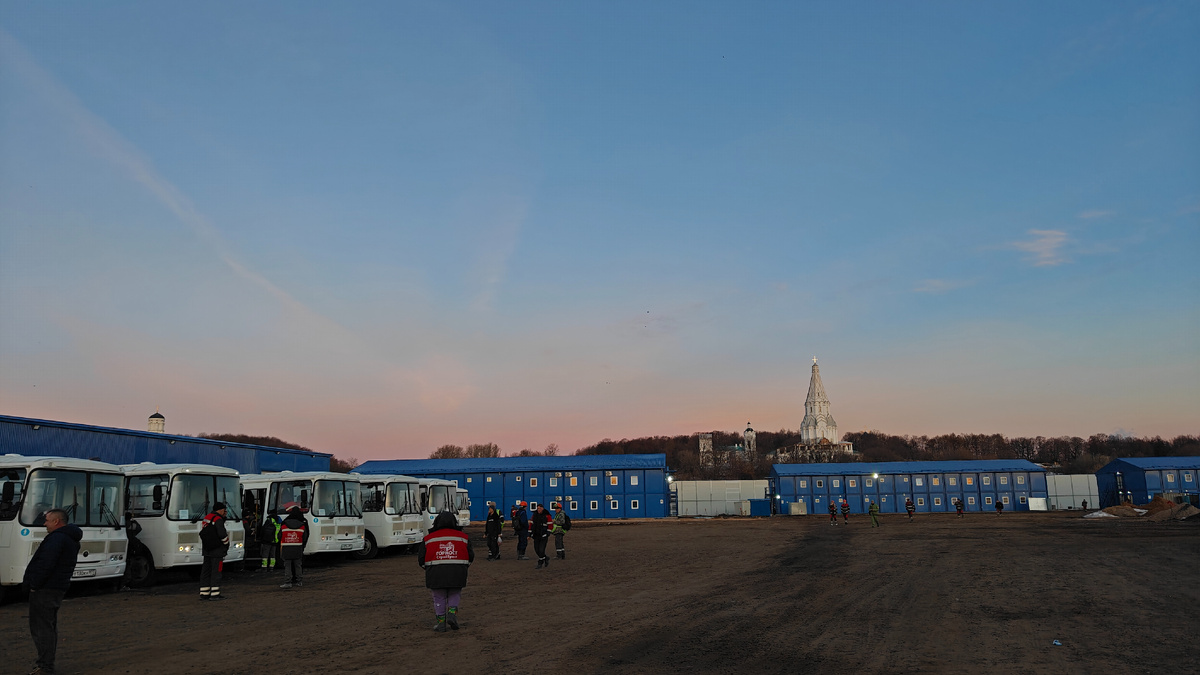 Общежитие в Курьяновской пойме. Видна церковь Вознесения Господня на берегу реки Москвы. Фото автора.
