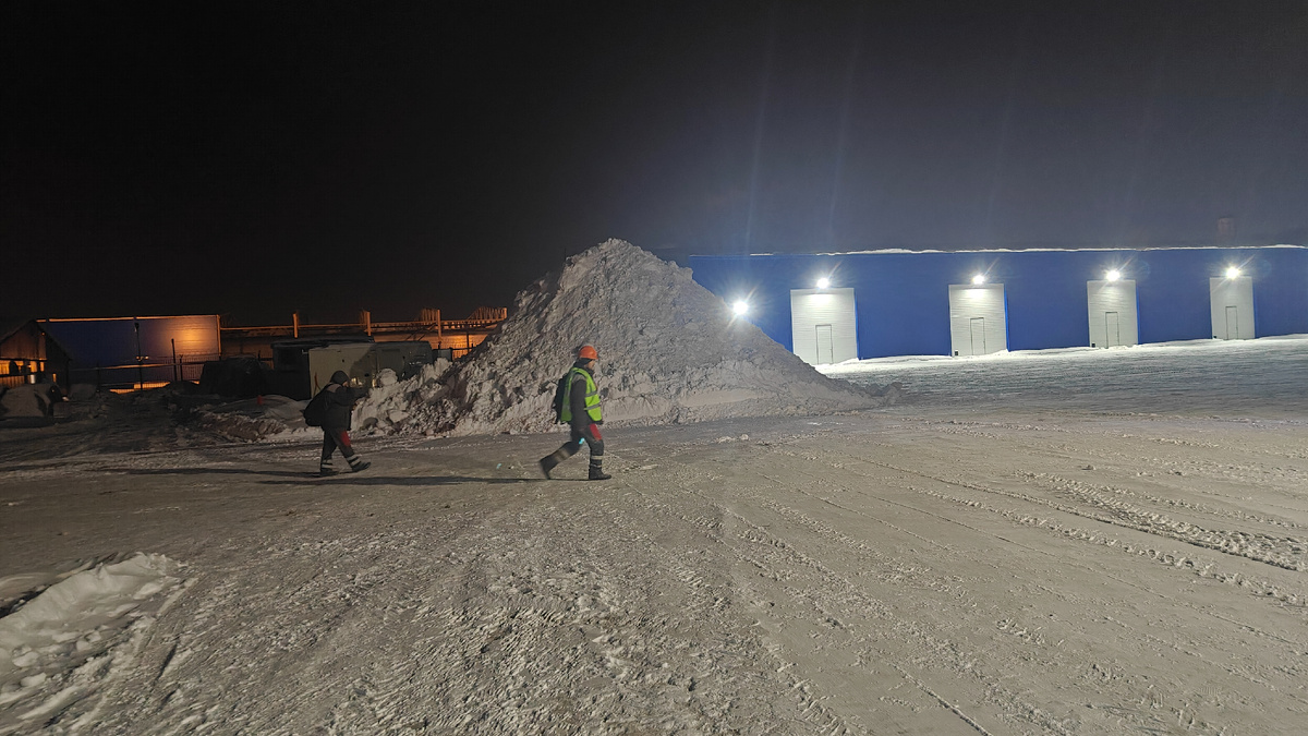 Зима 2026 года выдалась снежной, не успевали снег выгребать. Вот такие горы снега собирали. Фото автора.