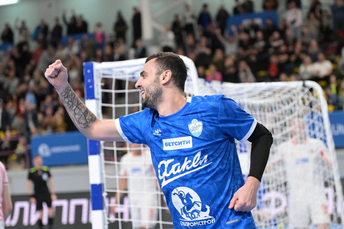     Никита Кузнецов стал автором первого гола «Факела» в игре с «Кристаллом»