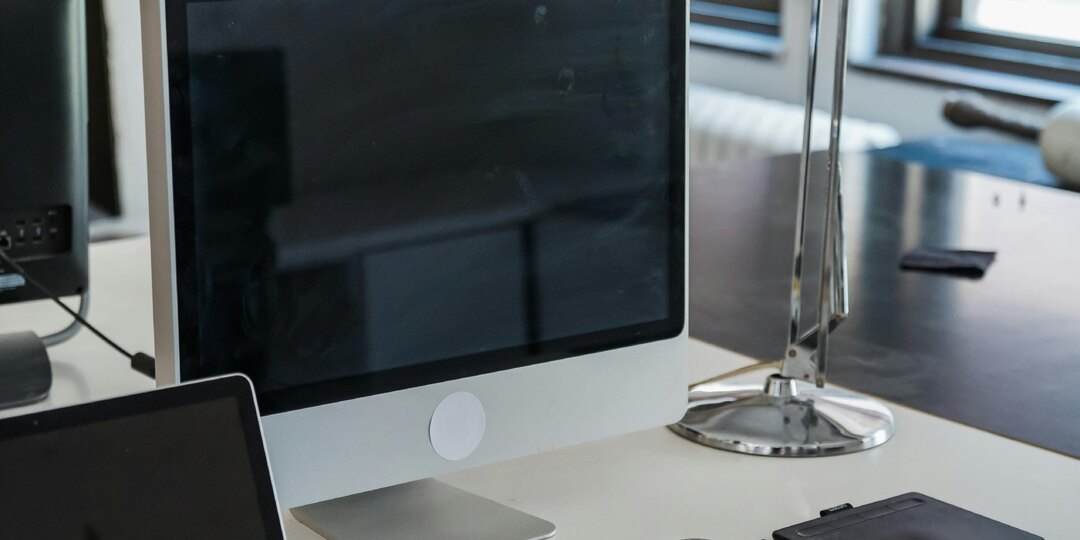 Коллега крутила роман с директором, спихивала на меня своих клиентов