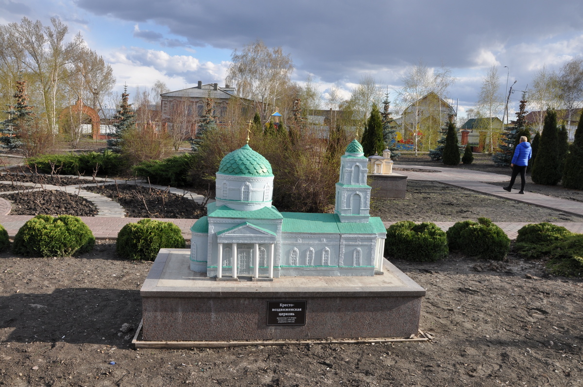 Макет Никольской церкви, как и других разрушенных церквей Хвалынска, можно увидеть в парке перед Крестовоздвиженским храмом.