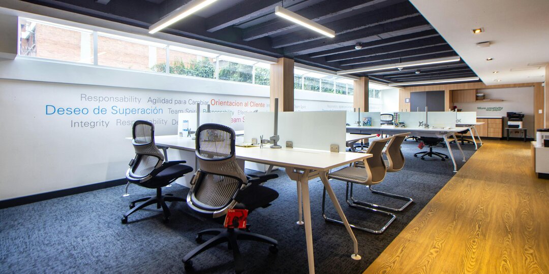 Коллега во время реорганизации отжал мой стол, а я вызвала проверку на вредность и сорвала переезд