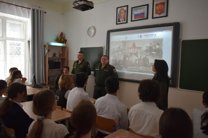    Военнослужащие рассказали учащимся старших классов о проявлениях патриотизма, ключевых эпизодах работы советской контрразведки в годы Великой Отечественной войны. Источник: пресс-служба Центрального военного округа