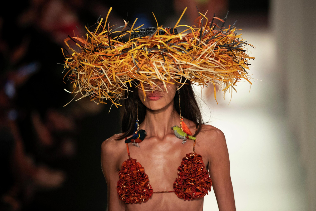 Модели демонстрируют творения из коллекции Salinas во время Недели моды в Рио-де-Жанейро, Бразилия