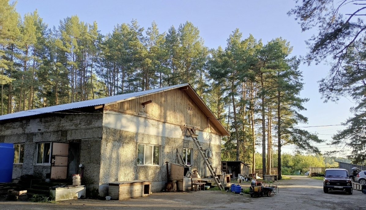 В этом здании находится лазарет , кухня, комната отдыха для волонтеров 