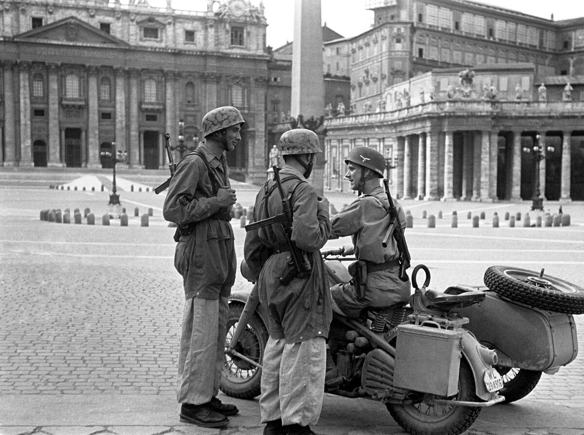Немецкие патрули в Риме во время коменданского часа. 1944. Источник - in.pinterest.com