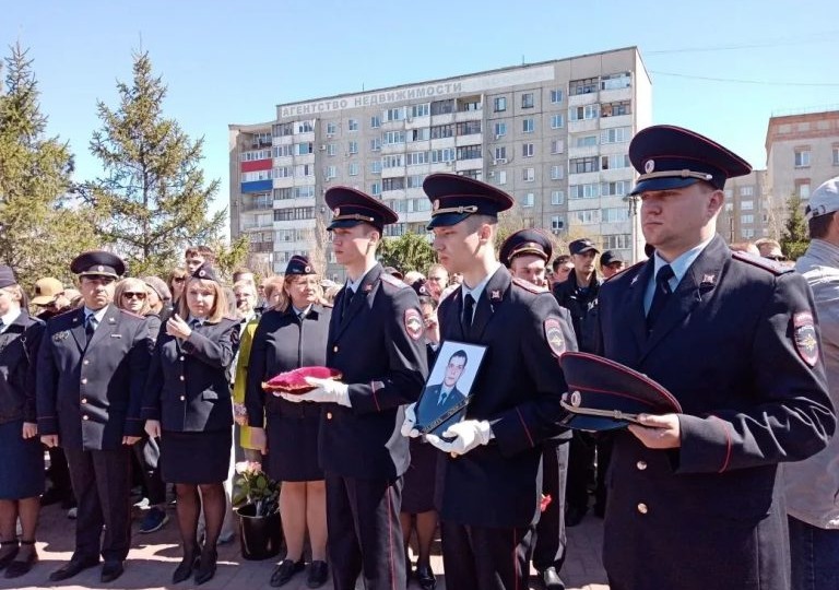 В Новотроицке простились с погибшим при задержании офицером полиции Никитой Гнусиным