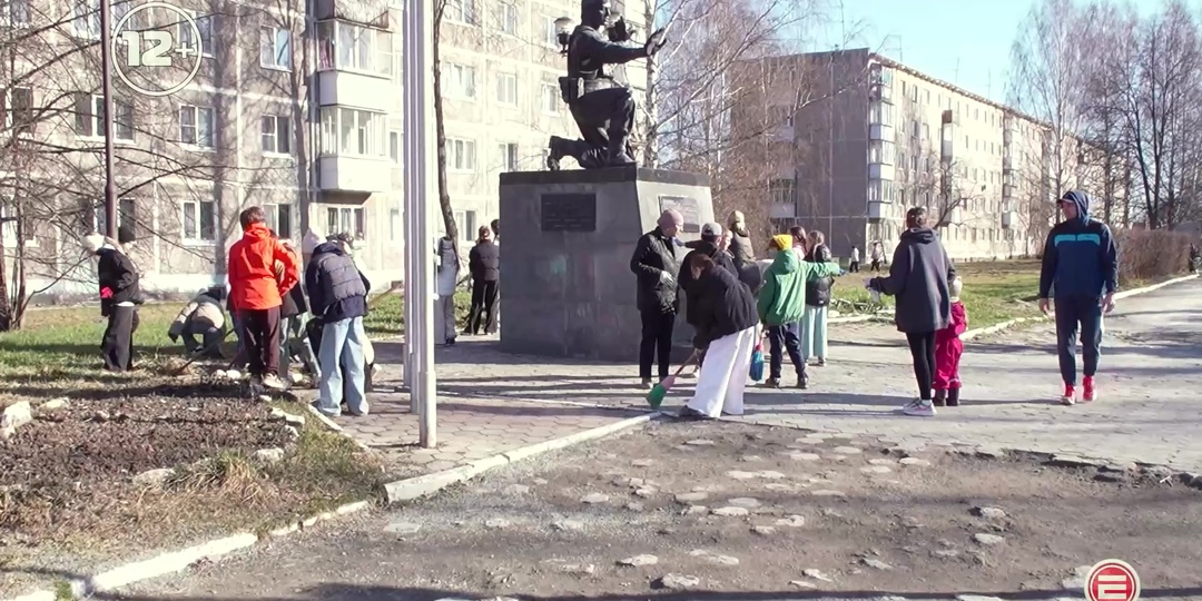 В Ревде идут субботники. Школьники навели порядок на аллее Интернационалистов