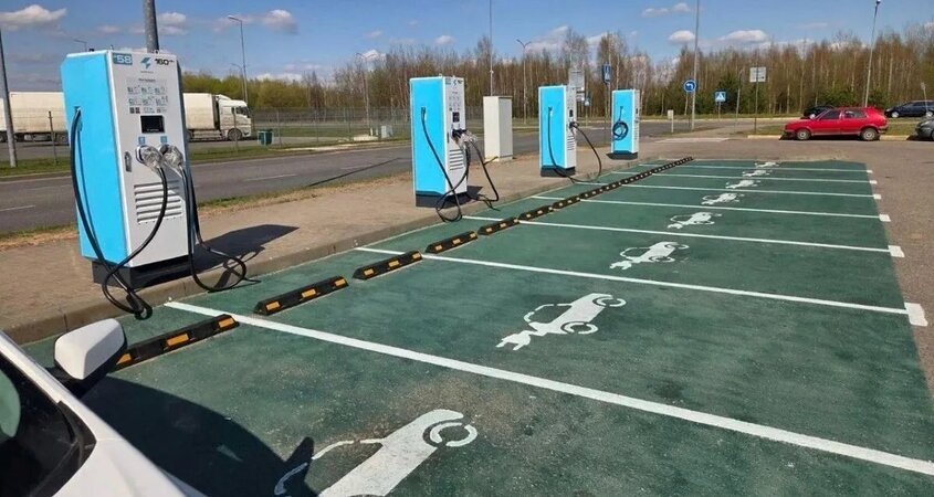   На магистрали М-1 в Барановичах заработал мощный зарядный хаб