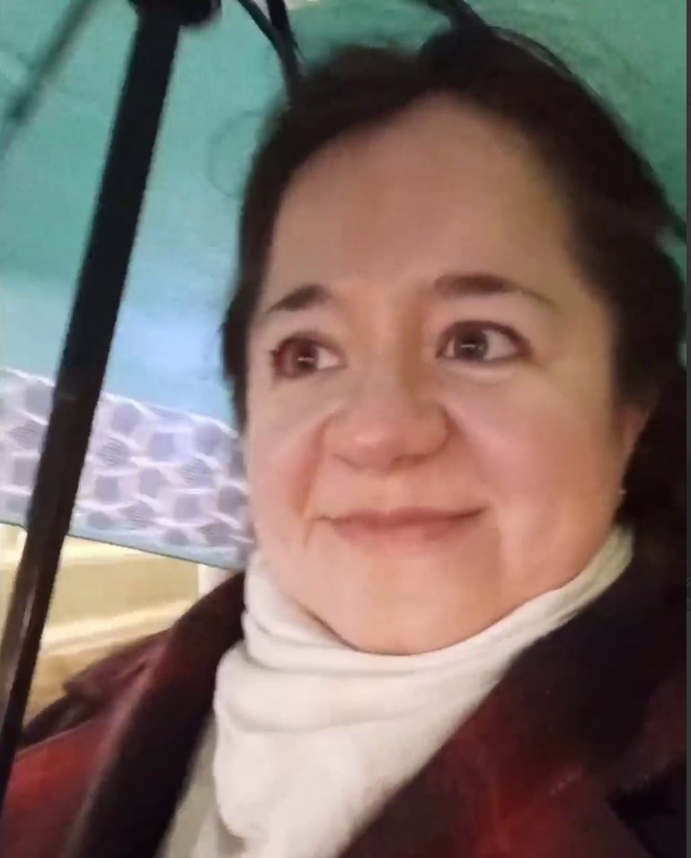 Счастливая под ливнем в Петербурге, с тем-самым зонтом.