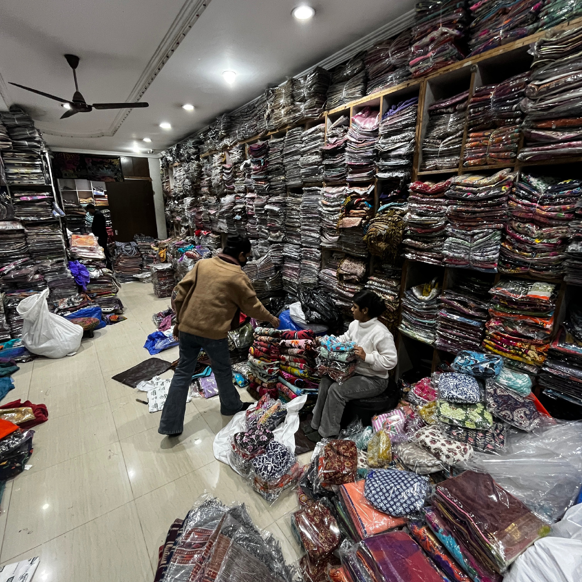 Шоурум фабрики платков и шалей в Индии