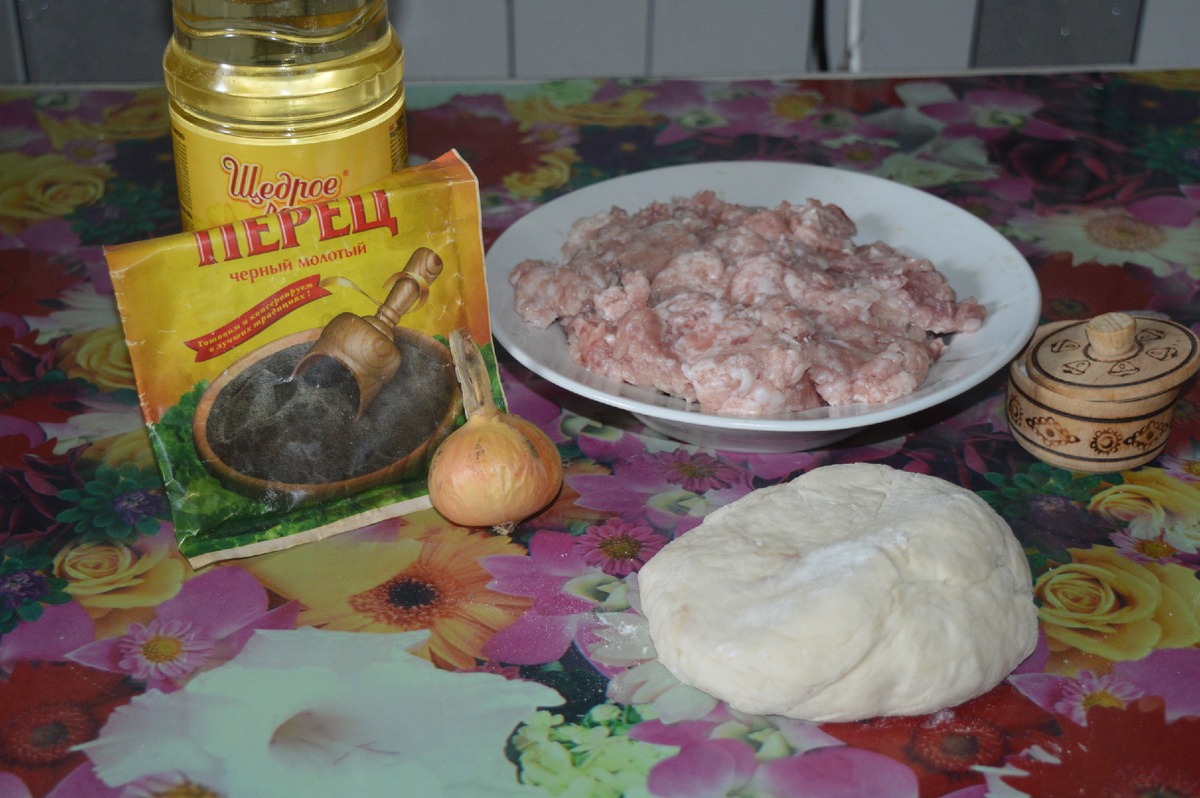 Чебуреки с фаршем и луком. Шаг 1.